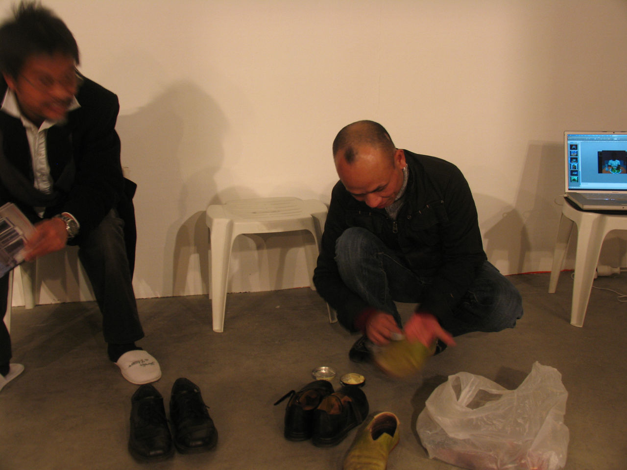 Photographic documentation of RYLLEGA Berlin (Performance by Truong Tan, 16 September 2008)